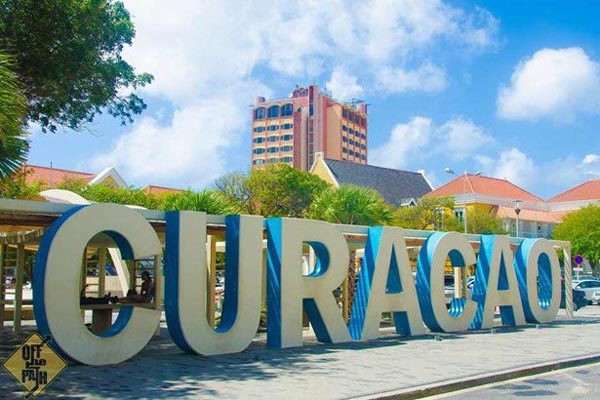Để có được sự thành công của nền kinh tế như hiện nay, Curacao đã trải qua nhiều bước thăng trầm trong lịch sử.