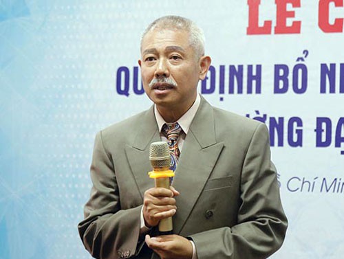 GS Trương Nguyện Thành nhận quyết định bổ nhiệm Phó hiệu trưởng. Ảnh: Đại học Văn Lang.