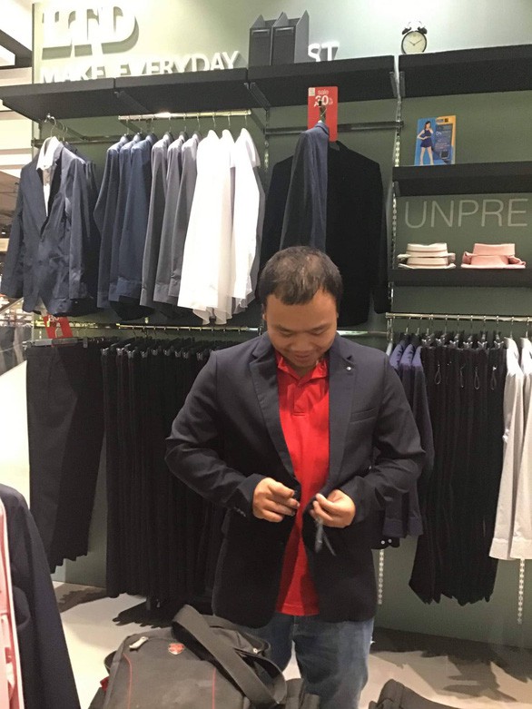 Mỗi bộ vest có giá khoảng 3000-5000 baht. Ảnh: H.Đ