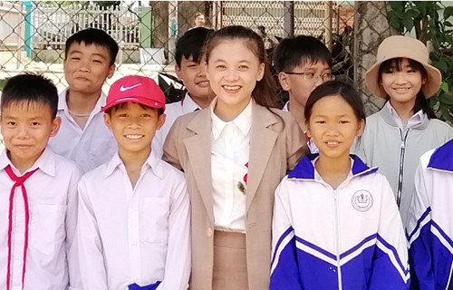 Cô giáo Hồng cùng học sinh trường THCS Nguyễn Chí Thanh ngày tổng kết. Ảnh: Trần Hóa.