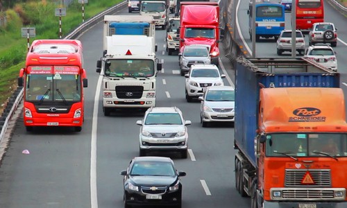Xe chạy bát nháo trên cao tốc Trung Lương ngay sau khi dừng thu phí hồi tháng 1. Video: Hoàng Nam.