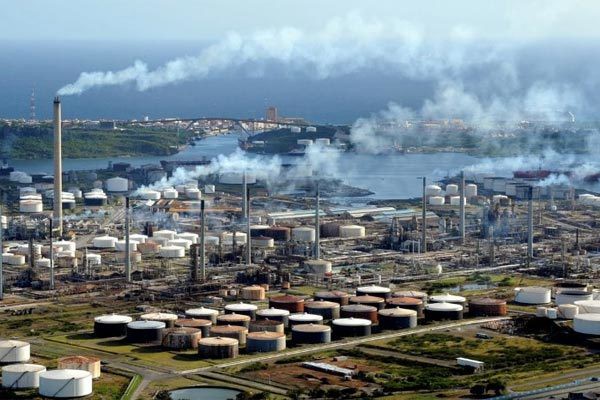 Nhà máy lọc dầu Isla của Curacao. Ảnh: thecaribbeanradio.com