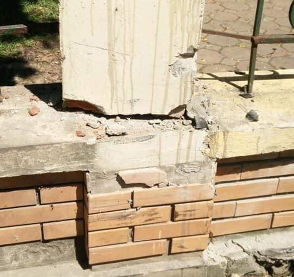 Sau khi đâm vào người đi xe đạp, chiếc xe đâm gãy trụ tường rào của công viên.