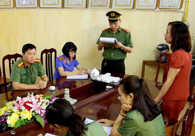 
Tống đạt quyết định khởi tố bà Triệu Thị Chính - Phó giám đốc Sở Giáo dục và Đào tạo tỉnh Hà Giang.
