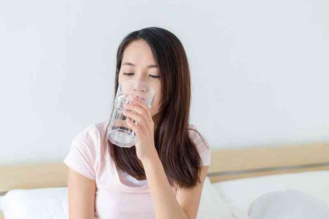 Khi uống nước nên uống nước ấm và uống từng ngụm nhỏ