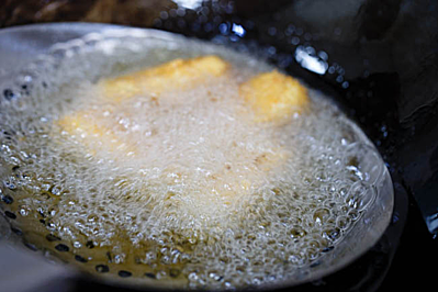 Bước 4: Đun dầu nóng khoảng 150-160 độ, chiên tới khi vàng giòn. Sau đó thấm mỡ bằng giấy ăn, ăn nóng.