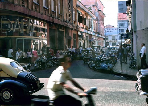 
Ngã ba giao giữa đường Nguyễn Thiệp với đường Tự Do (nay là đường Đồng Khởi) với quán cà phê Brodard nổi tiếng được chụp vào khoảng năm 1967-1968. Ảnh: Flickr.
