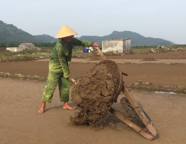 
Để tạo nên hạt muối phải qua nhiều bước nặng nhọc. Ảnh: Vũ Thượng
