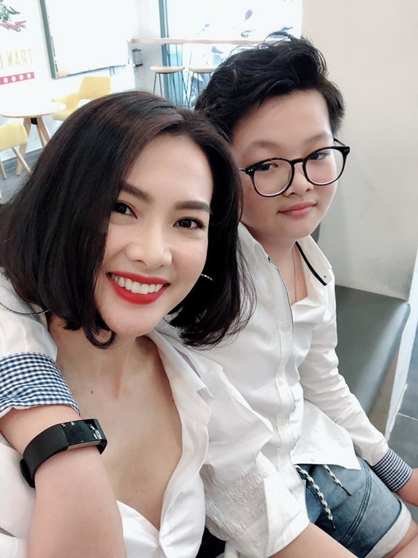 
Anh Thư và con trai.
