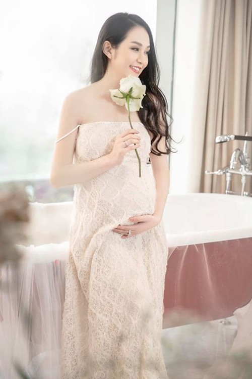 Bà xã của Tuấn Hưng - hot girl Hương Baby - đang mang thai lần thứ ba. Cô dự kiến sinh em bé vào đầu tháng 8 tới. Ốm nghén, mệt mỏi, không ăn uống được nhiều suốt bốn tháng đầu thai kỳ nhưng Hương Baby vẫn giữ được vẻ trẻ trung, xinh đẹp.