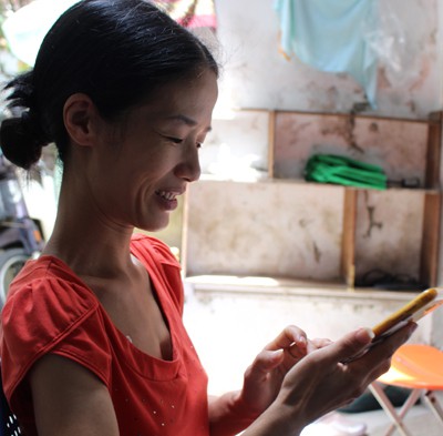 Chị Trang kể 4 ngày qua chị bận rộn với việc trả lời điện thoại, nhắn tin của những người quan tâm. Hôm qua luộc gà, khách đến bận tiếp nên chuột xơi mất!, chị chia sẻ vui. Ảnh: Nhật Minh.