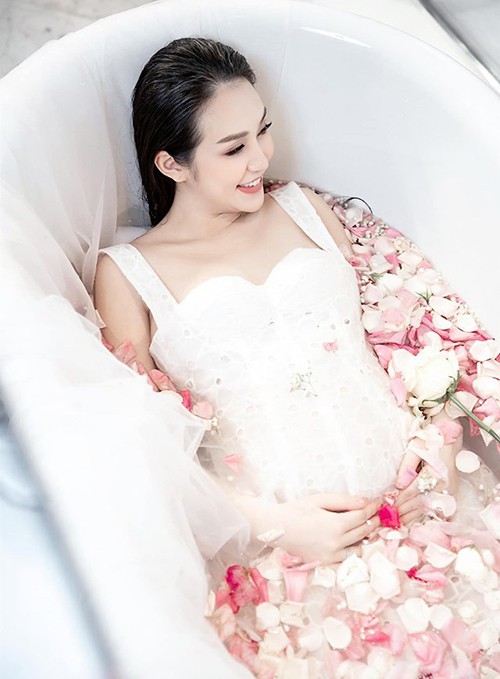 Trong photoshoot Hương Baby chụp kỷ niệm trước khi vượt cạn, cô khoe vẻ quyến rũ nhờ không tăng cân quá nhiều.