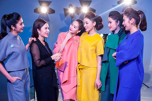 Doanh nhân Lưu Nga (đầm đen) bên các gương mặt đại diện thương hiệu là Á hậu, Hoa hậu Việt Nam