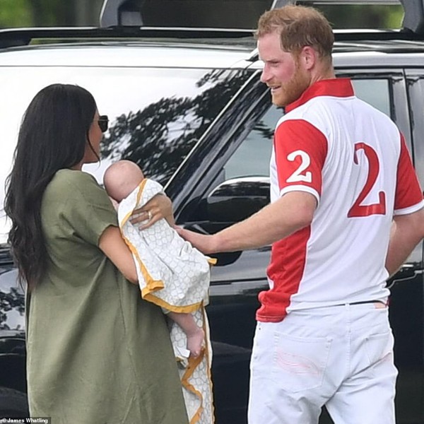 Hành động bế con vụng về của Meghan Markle khiến dân mạng vừa buồn cười vừa xấu hổ - Ảnh 8.