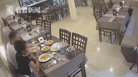 
Hình ảnh một phụ nữ nước ngoài cố tình bỏ lông chân của cô ấy vào thức ăn trong khi ăn ở nhà hàng đã được ghi lại
