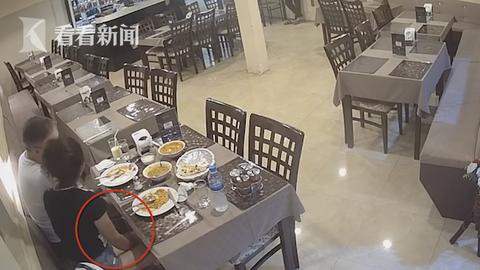 
Người chủ nhà hàng đã chú thích hãy cảnh giác với hai người này khi đăng đoạn clip
