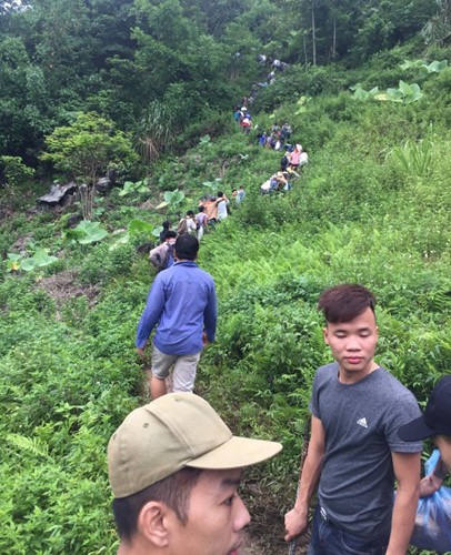 
Người lên núi chủ yếu đi người không hoặc mang theo một chiếc thuổng ngắn, không có máy móc hỗ trợ.
