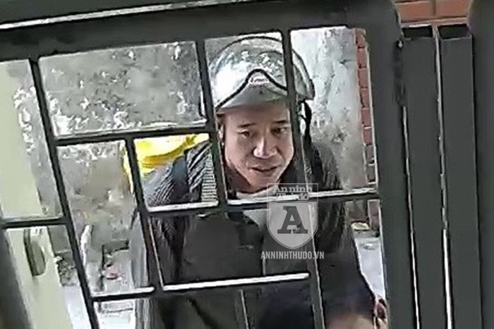 Đối tượng đeo bình phun luôn đội mũ bảo hiểm, và quan sát kỹ vị trí camera trước khi bước vào