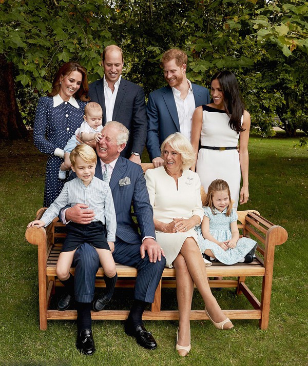 Trong dịp chụp ảnh gia đình mừng sinh nhật ông nội, Thái tử Charles, tròn 70 tuổi , con thứ ba của William - Kate cũng là nhân vật nổi bật nhất. Cậu bé giơ bàn tay nhỏ xíu của mình chạm mặt Thái tử Charles khiến ông cười thích thú.
