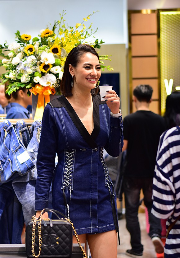 Hồng Quế cũng là khách mời VIP tại event khai trương. Nữ người mẫu khoe dáng cùng váy denim sành điệu, kết hợp túi Chanel đắt đỏ.