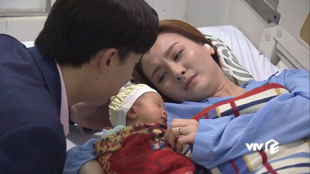 H&igrave;nh ảnh khiến nhiều kh&aacute;n giả x&uacute;c động v&agrave; kh&ocirc;ng ngừng kỳ vọng về sự gắn kết giữa Thư - Vũ sau khi cu Bon ra đời.