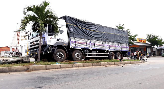 Ôtô tải lao vào 2 xe máy đang chờ sang đường, một người chết - Ảnh 1.