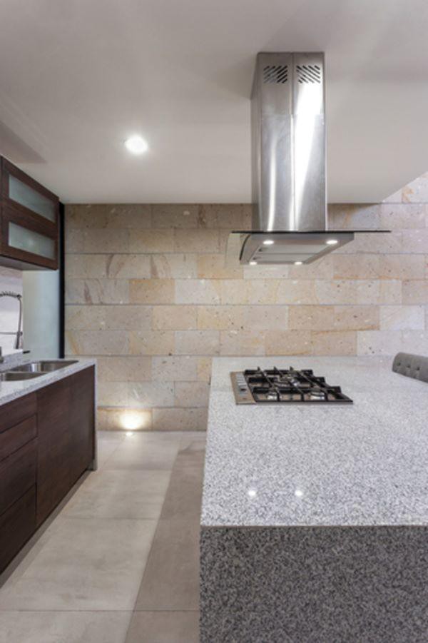 
…với thiết kế hoàn toàn từ gỗ và đá granite.
