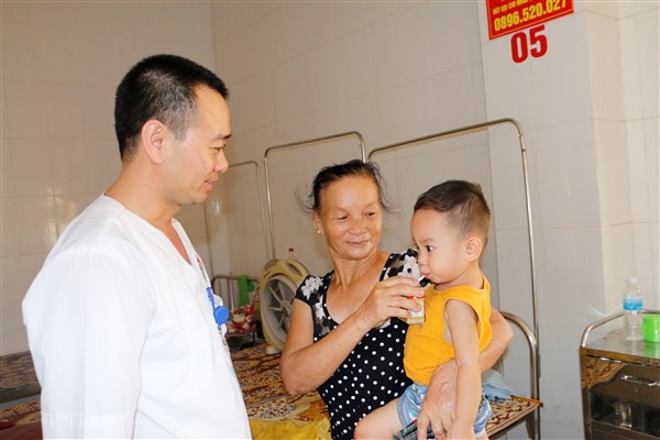 Hà Tĩnh: Kịp thời cứu sống bé trai 19 tháng tuổi bị hóc dị vật - Ảnh 1.