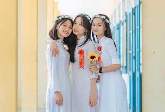 
Nguyễn Trần Bảo Tr&acirc;m (b&ecirc;n tr&aacute;i) v&agrave; c&aacute;c bạn
