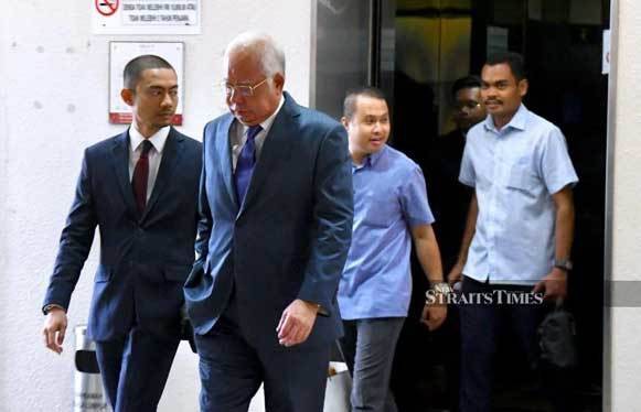 Cựu thủ tướng Malaysia Najib Razak (đeo kính)