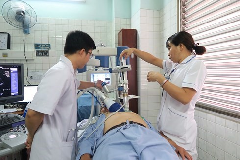Bệnh viện thứ 3 ở Việt Nam điều trị nhồi máu cơ tim bằng sóng xung kích - Ảnh 1.