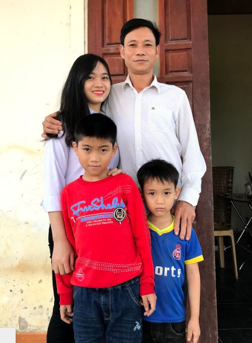 
Trang cùng bố và các em
