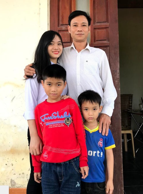  Trang cùng bố và các em 