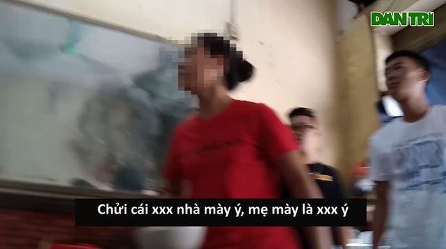 
Nữ nhân viên áo đỏ, chửi nhau như tát nước vào mặt khách
