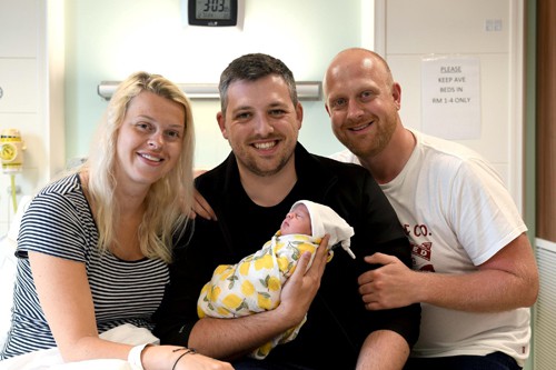 Từ trái qua phải: Chapelle, Scott và Michael bên bé gái Harper mới chào đời. Ảnh: Facebook.