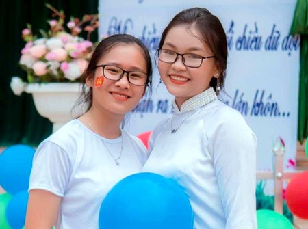 
Đào Thị Trà Giang (trái) chụp ảnh với bạn cùng lớp.
