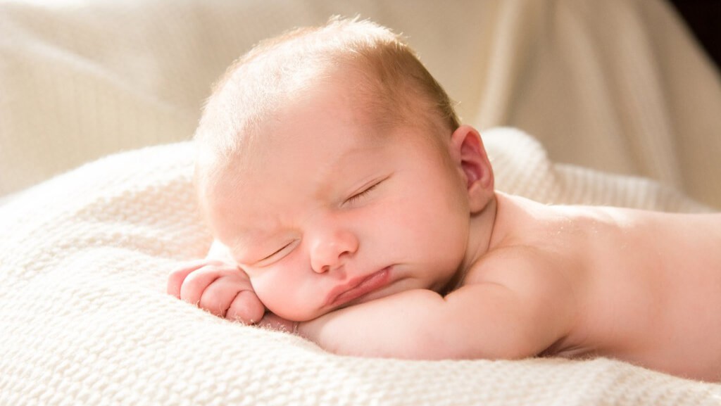 Cho trẻ tắm nắng để bổ sung vitamin D