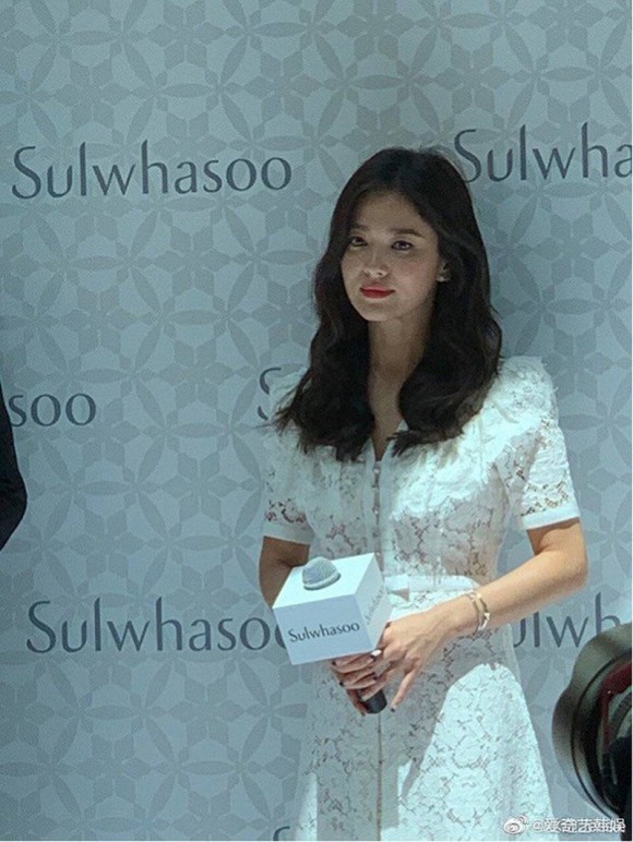 Thoáng chút ưu tư trên gương mặt Song Hye Kyo khi lần đầu tiên xuất hiện trước công chúng ở Trung Quốc hậu ly hôn Song Joong Ki.