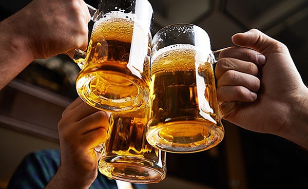 
Việc uống quá nhiều đồ uống có cồn có thể làm giảm tới 20 năm tuổi thọ một người. Ngoài ra, bạn còn dễ mắc những bệnh như tổn thương não, suy gan, chảy máu dạ dày. Ảnh minh họa: Internet
