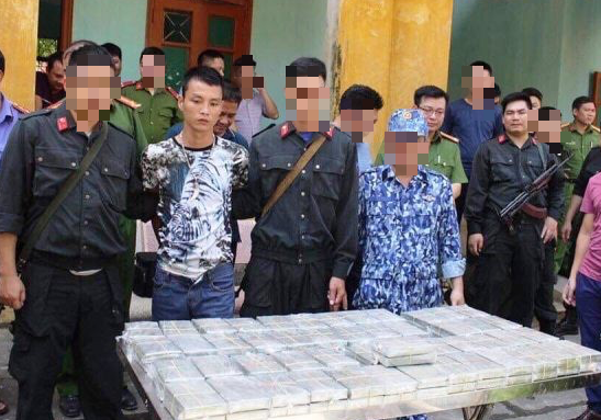 Hoà Bình: Bắt vụ vận chuyển 100 bánh heroin bằng ô tô - Ảnh 1.