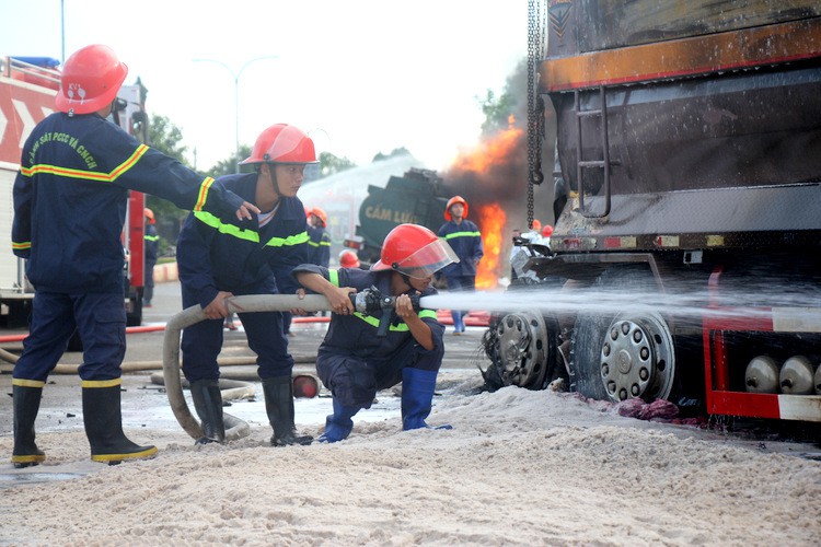 Hai ôtô cùng bốc cháy sau cú tông, hai người chết - Ảnh 2. Hai ôtô cùng bốc cháy sau cú tông, hai người chết - Ảnh 2.