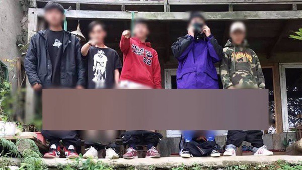 Nhóm thanh niên tụt quần, hớ hênh chụp ảnh check-in tại Đà Lạt bị dân mạng ném đá - Ảnh 1.