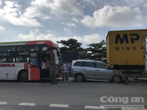 Xe giường nằm và xe tải kẹp nát xe 7 chỗ ở dốc Thiên Thu - Ảnh 1.