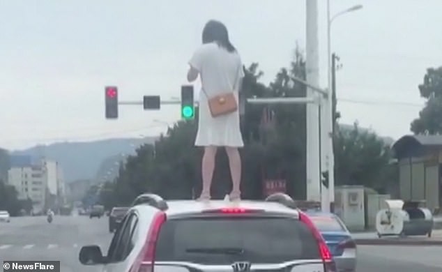 Cô Ma nhảy lên nóc xe đứng giậm chân vì cãi nhau với chồng.