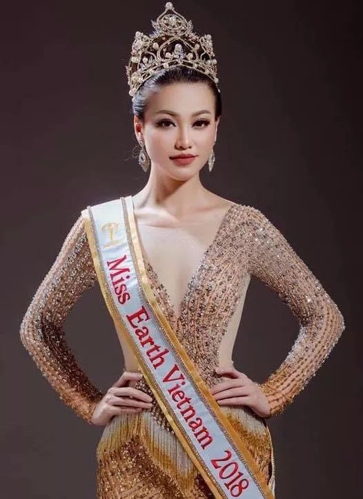 Sau khi đăng quang Miss Earth, Phương Khánh bị tố can thiệp gương mặt để có diện mạo như hiện tại.