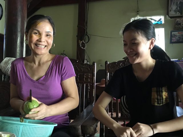 
Mẹ của Sương, cô Vi Thị Thiềm có hai cô con gái cùng đạt điểm thi khối C top cao trong kỳ thi THPT quốc gia
