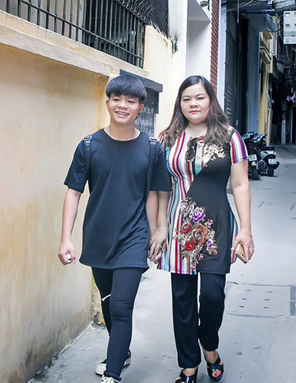 Mọi khó khăn trong cuộc đời, Quang Anh đều chia sẻ cùng mẹ.