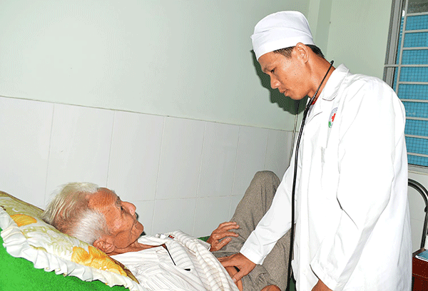 
Thăm khám sức khỏe cho người cao tuổi tại trạm Y tế xã Nhơn Ái, huyện Phong Điền, tỉnh Cần Thơ.  Ảnh: T.Sương
