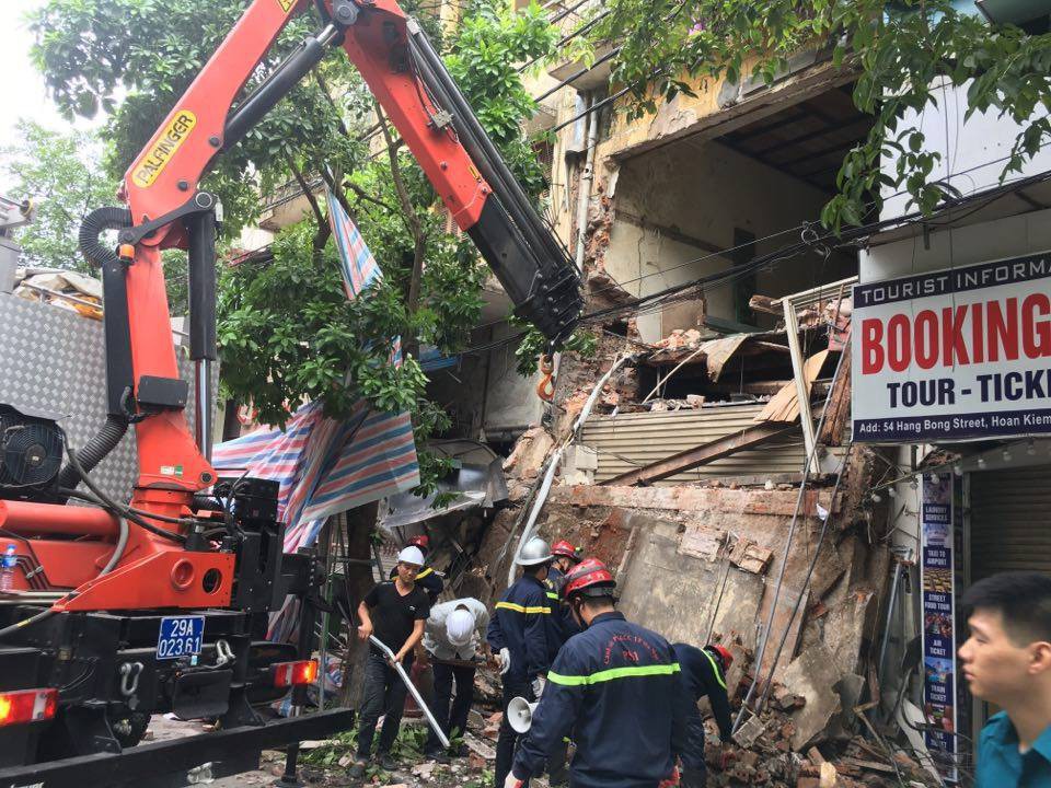 Hà Nội:Ngôi nhà trên phố Hàng Bông bất ngờ đổ sập - Ảnh 1. Hà Nội:Ngôi nhà trên phố Hàng Bông bất ngờ đổ sập - Ảnh 1.