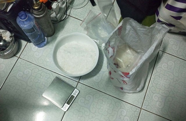 
Tang vật ma túy đá bị thu giữ tại nơi ở của Huy rạng sáng 6/5. Ảnh: Nhân dân online
